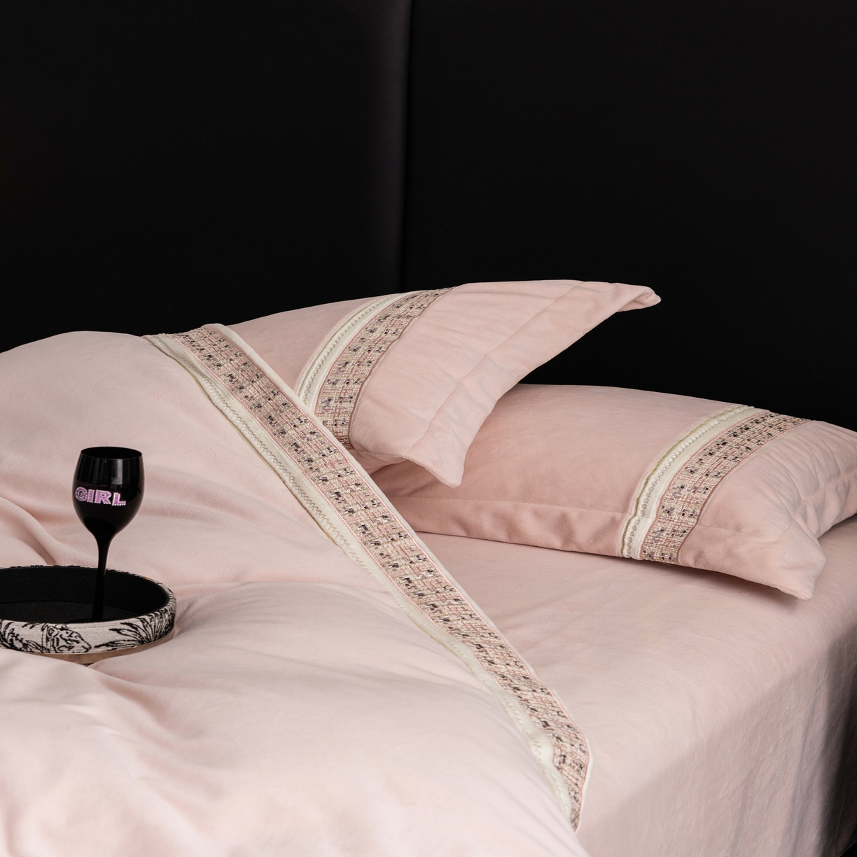 91家纺网 家纺一手货源 找家纺 初拾 2025新款230g牛奶绒“小香风”四件套—星河小香 星河小香-CoCo粉