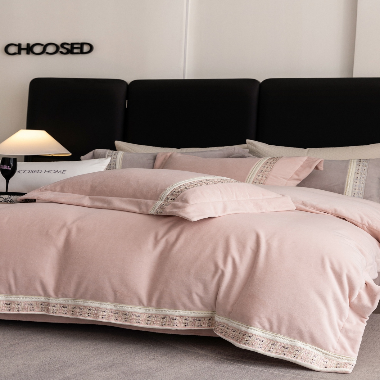 91家纺网 家纺一手货源 找家纺 初拾 2025新款230g牛奶绒“小香风”四件套—星河小香 星河小香-CoCo粉