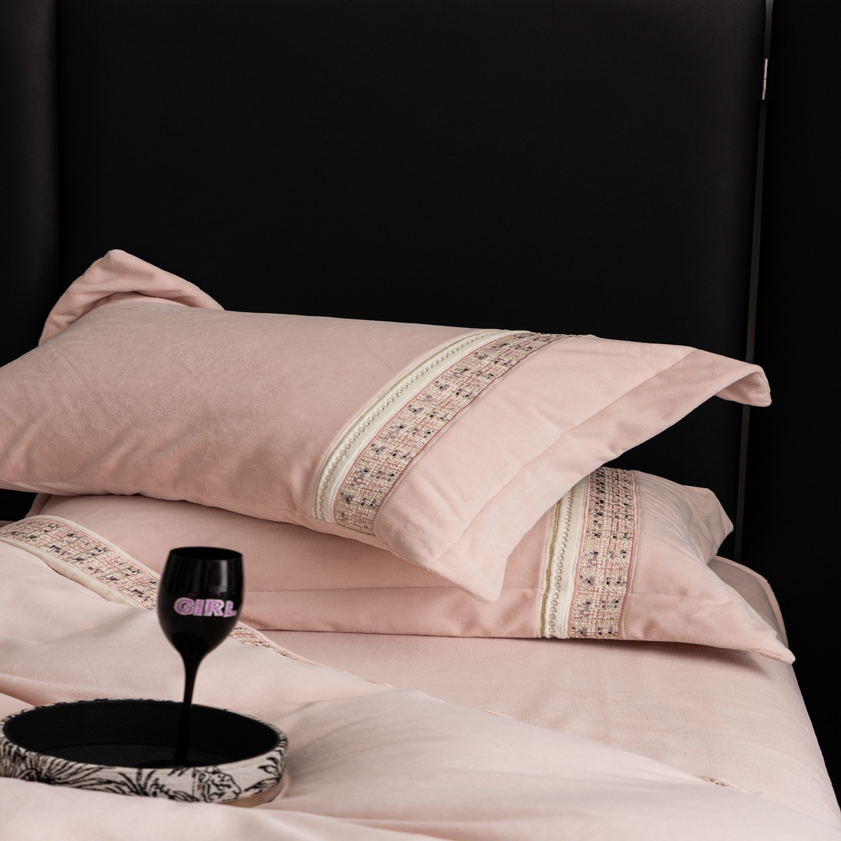 91家纺网 家纺一手货源 找家纺 初拾 2025新款230g牛奶绒“小香风”四件套—星河小香 星河小香-CoCo粉