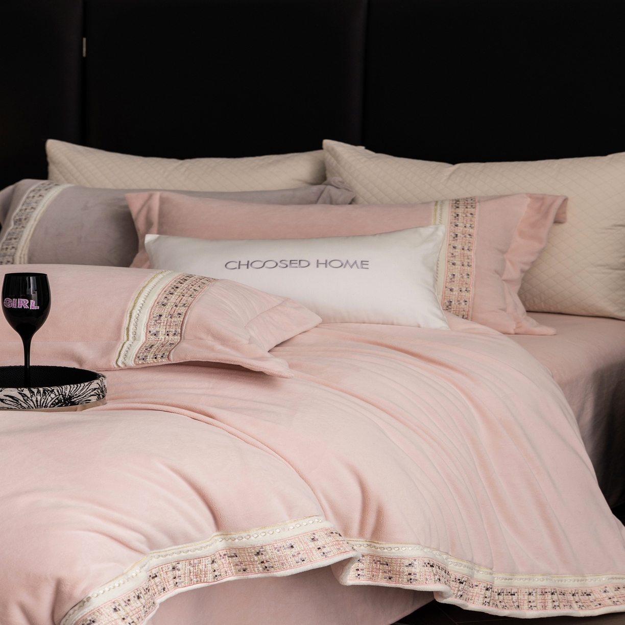 91家纺网 家纺一手货源 找家纺 初拾 2025新款230g牛奶绒“小香风”四件套—星河小香 星河小香-CoCo粉