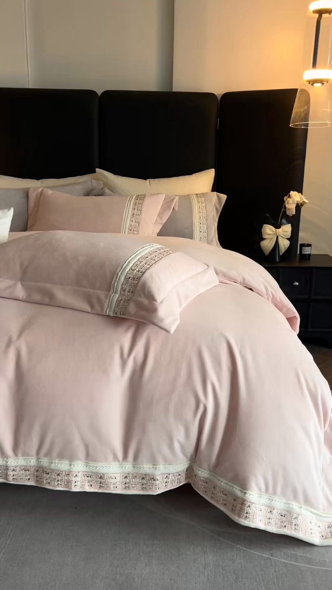 91家纺网 家纺一手货源 找家纺 初拾 2025新款230g牛奶绒“小香风”四件套—星河小香 星河小香-CoCo粉