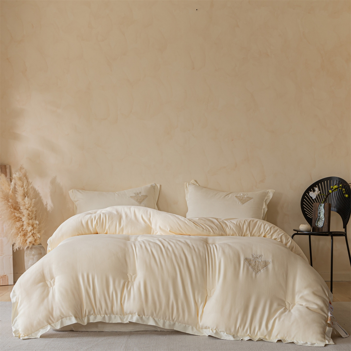 91家纺网 家纺一手货源 找家纺 梵克保罗 2025新款A类提花蝴蝶刺绣飞边冬被被子被芯 奶白