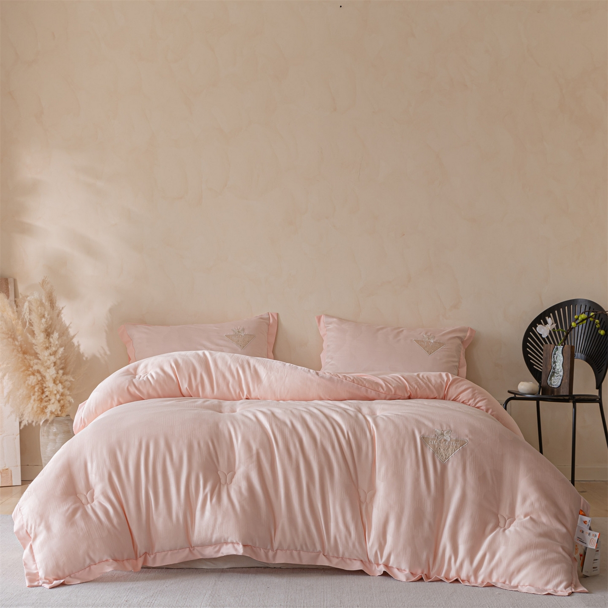 91家纺网 家纺一手货源 找家纺 梵克保罗 2025新款A类提花蝴蝶刺绣飞边冬被被子被芯 粉色