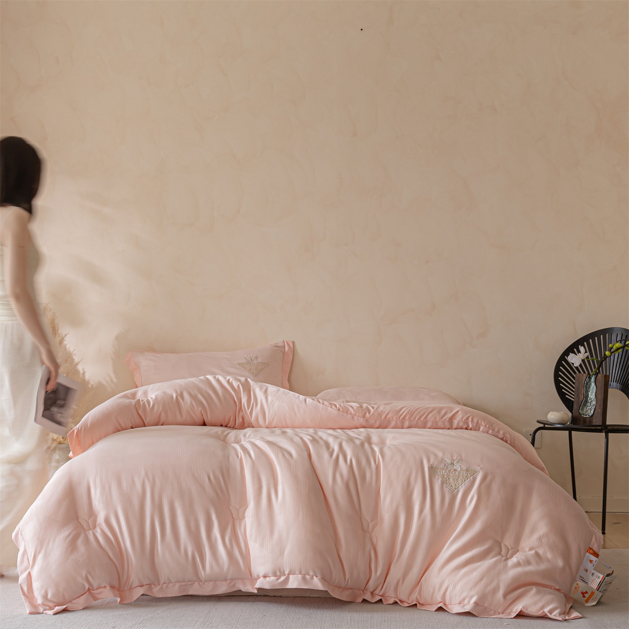 91家纺网 家纺一手货源 找家纺 梵克保罗 2025新款A类提花蝴蝶刺绣飞边冬被被子被芯 粉色