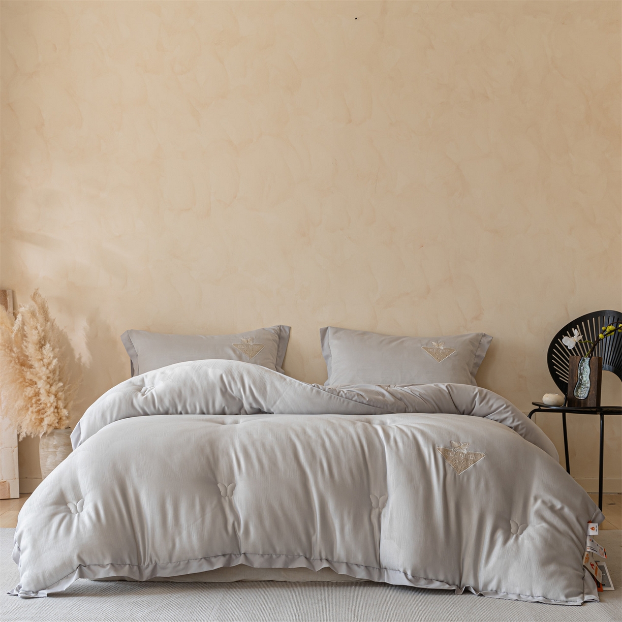 91家纺网 家纺一手货源 找家纺 梵克保罗 2025新款A类提花蝴蝶刺绣飞边冬被被子被芯 浅灰