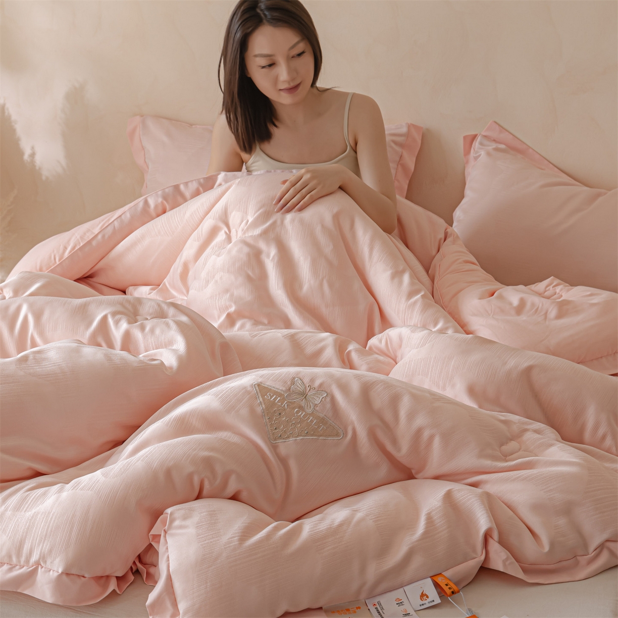 91家纺网 家纺一手货源 找家纺 梵克保罗 2025新款A类提花蝴蝶刺绣飞边冬被被子被芯 粉色