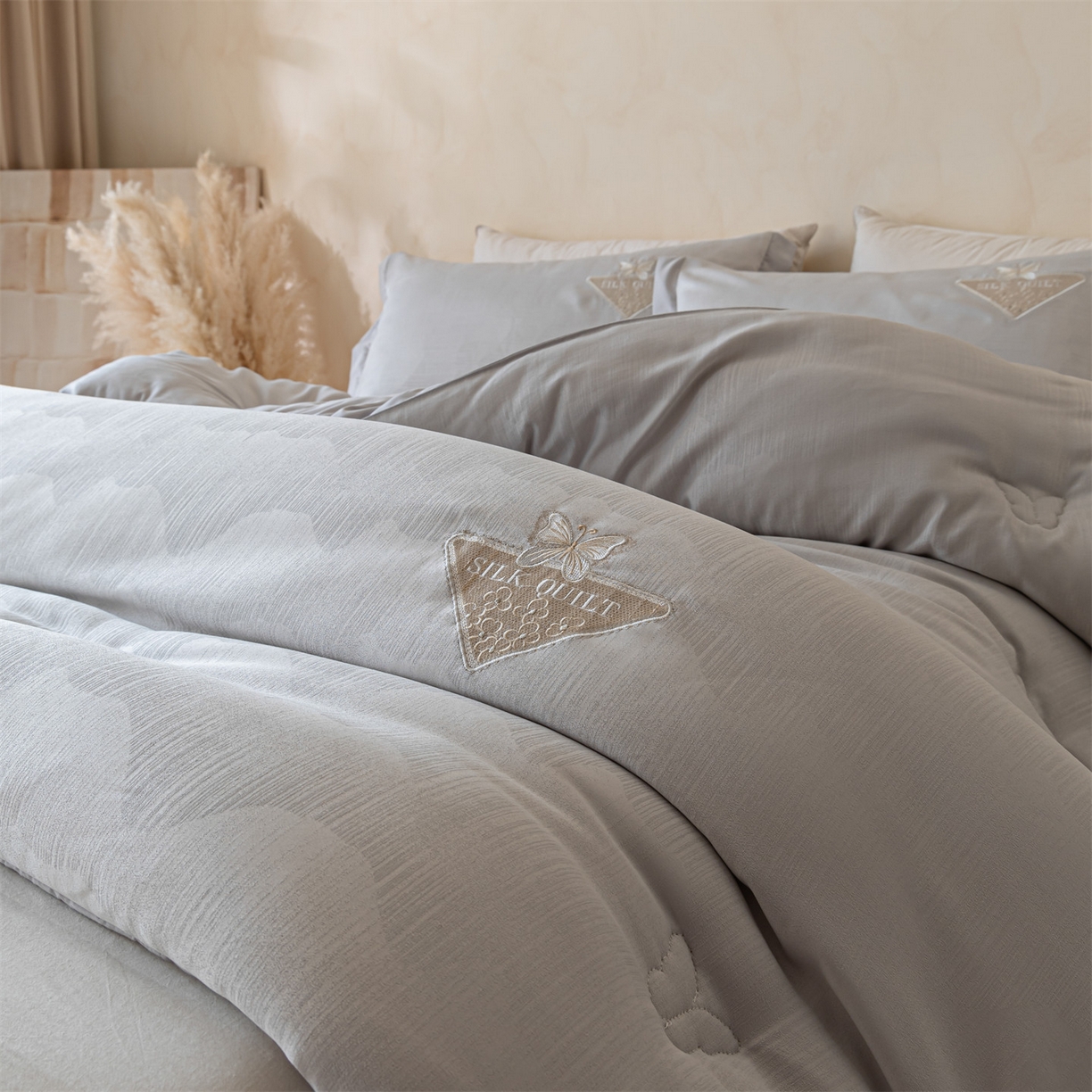 91家纺网 家纺一手货源 找家纺 梵克保罗 2025新款A类提花蝴蝶刺绣飞边冬被被子被芯 浅灰