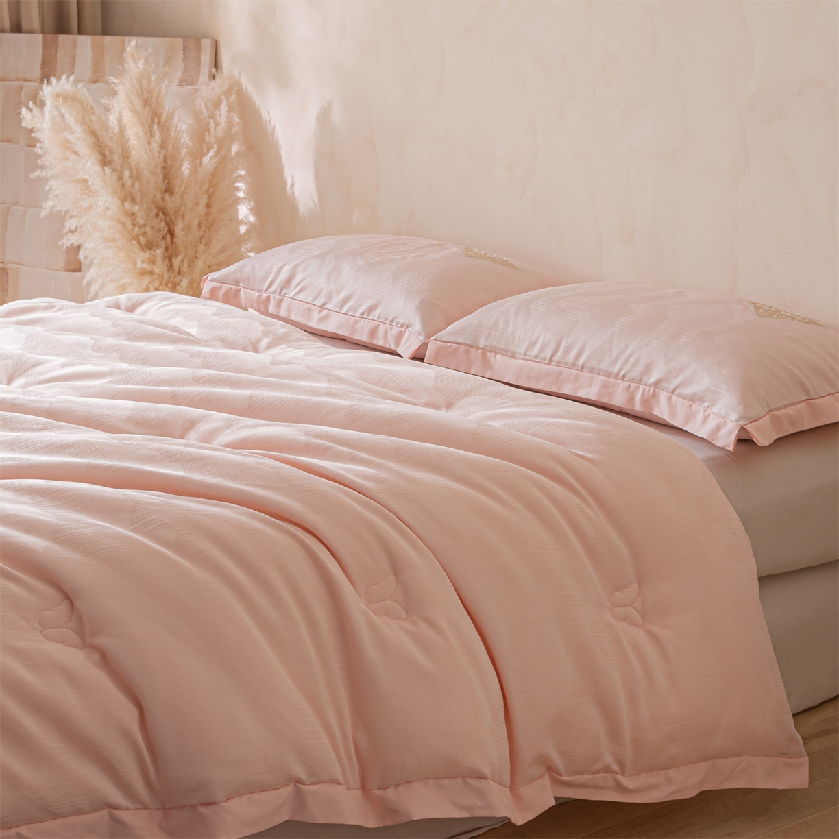 91家纺网 家纺一手货源 找家纺 梵克保罗 2025新款A类提花蝴蝶刺绣飞边冬被被子被芯 粉色