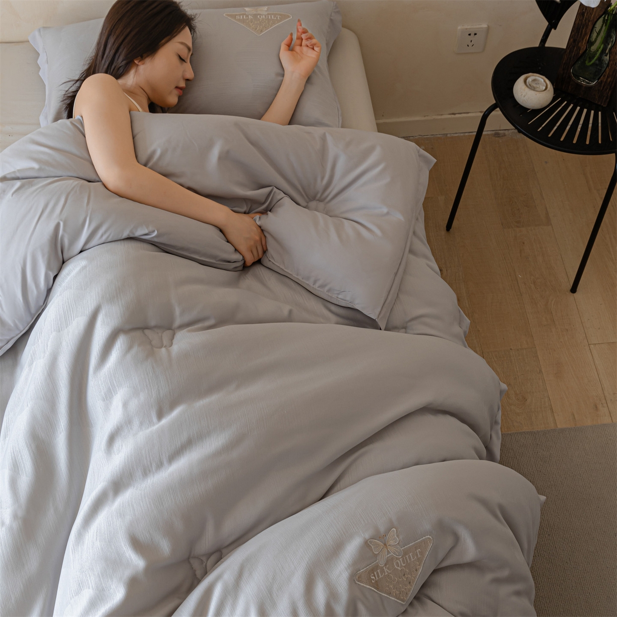 91家纺网 家纺一手货源 找家纺 梵克保罗 2025新款A类提花蝴蝶刺绣飞边冬被被子被芯 浅灰