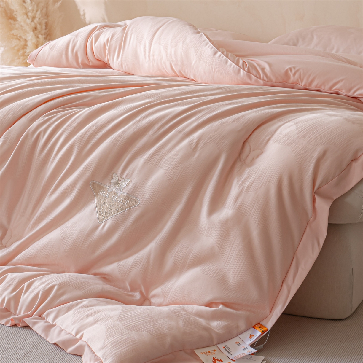 91家纺网 家纺一手货源 找家纺 梵克保罗 2025新款A类提花蝴蝶刺绣飞边冬被被子被芯 粉色