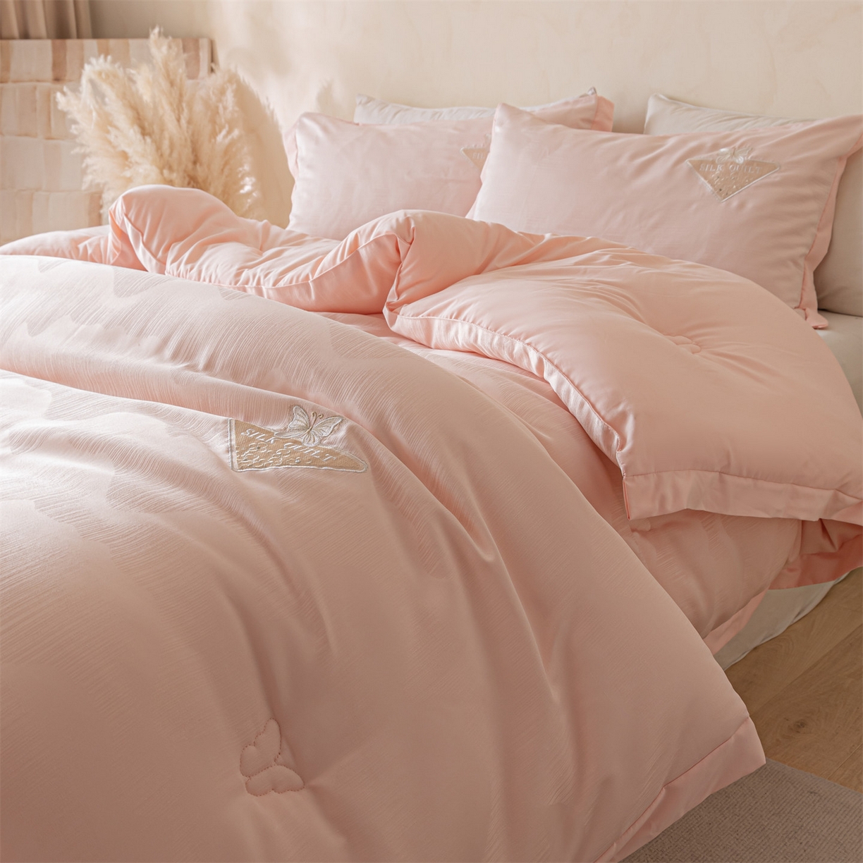 91家纺网 家纺一手货源 找家纺 梵克保罗 2025新款A类提花蝴蝶刺绣飞边冬被被子被芯 粉色