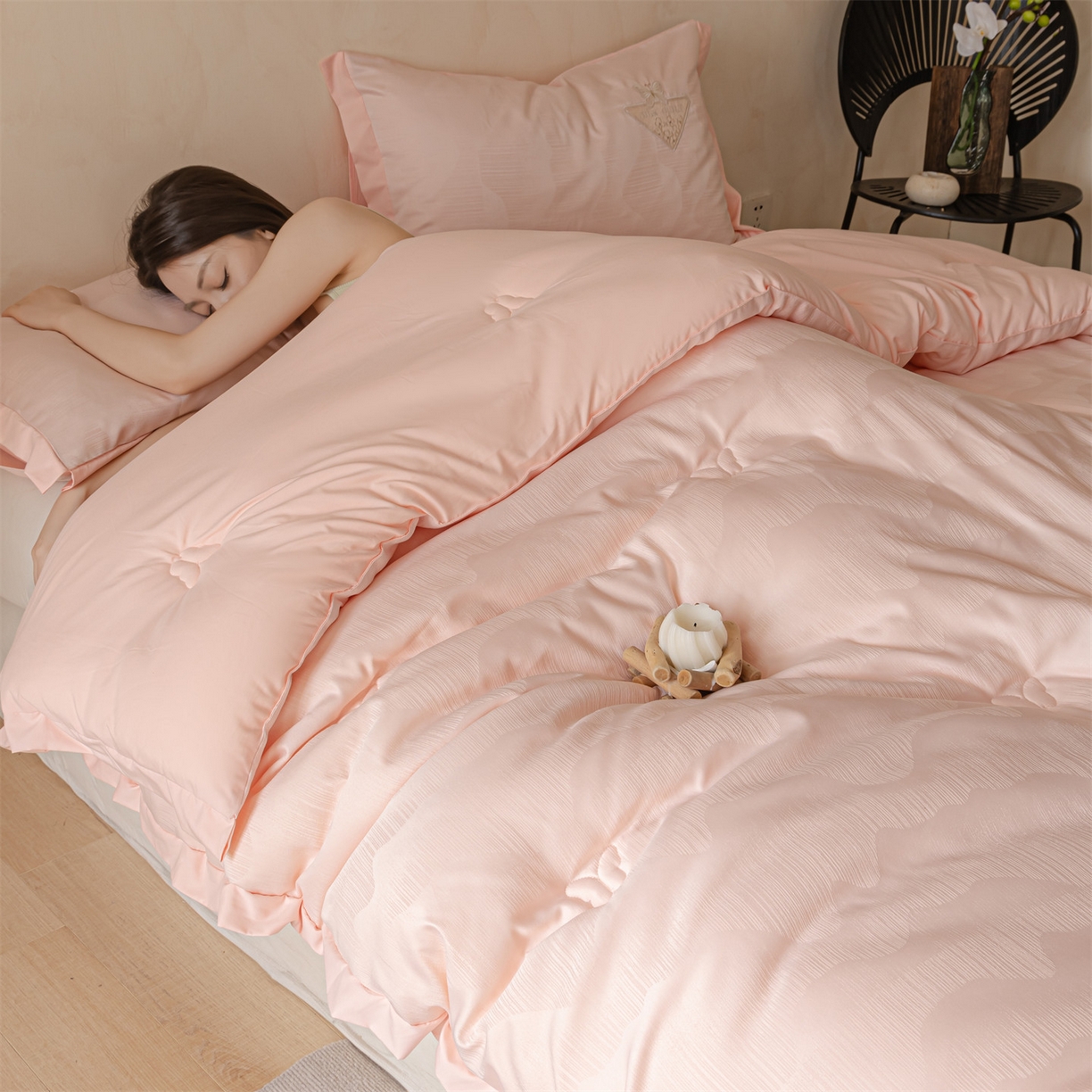 91家纺网 家纺一手货源 找家纺 梵克保罗 2025新款A类提花蝴蝶刺绣飞边冬被被子被芯 粉色