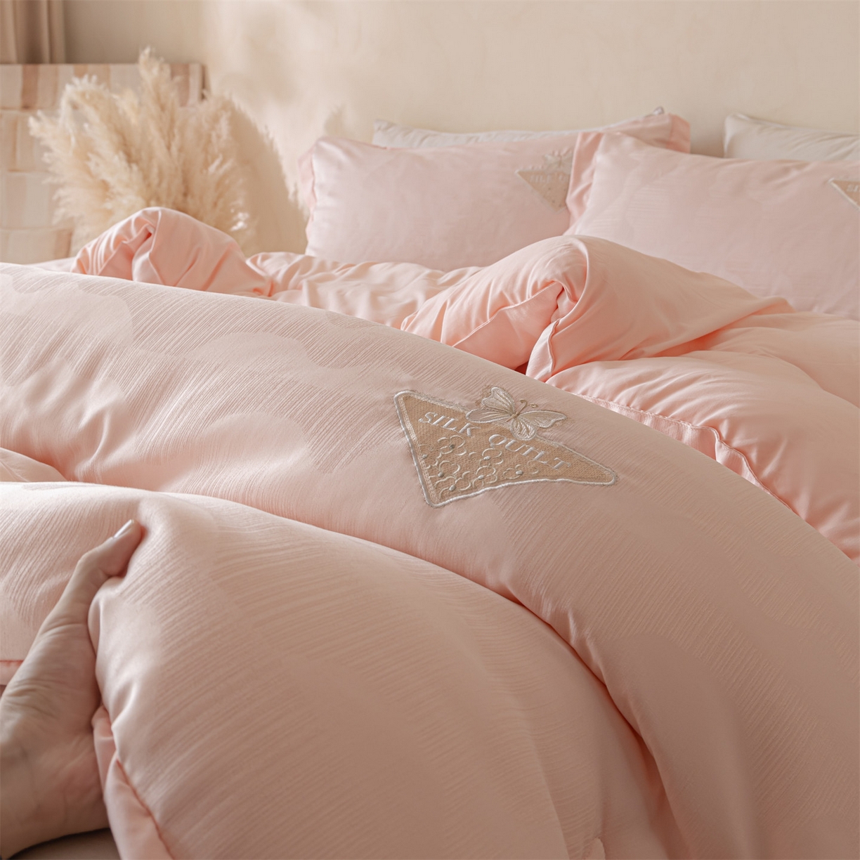 91家纺网 家纺一手货源 找家纺 梵克保罗 2025新款A类提花蝴蝶刺绣飞边冬被被子被芯 粉色