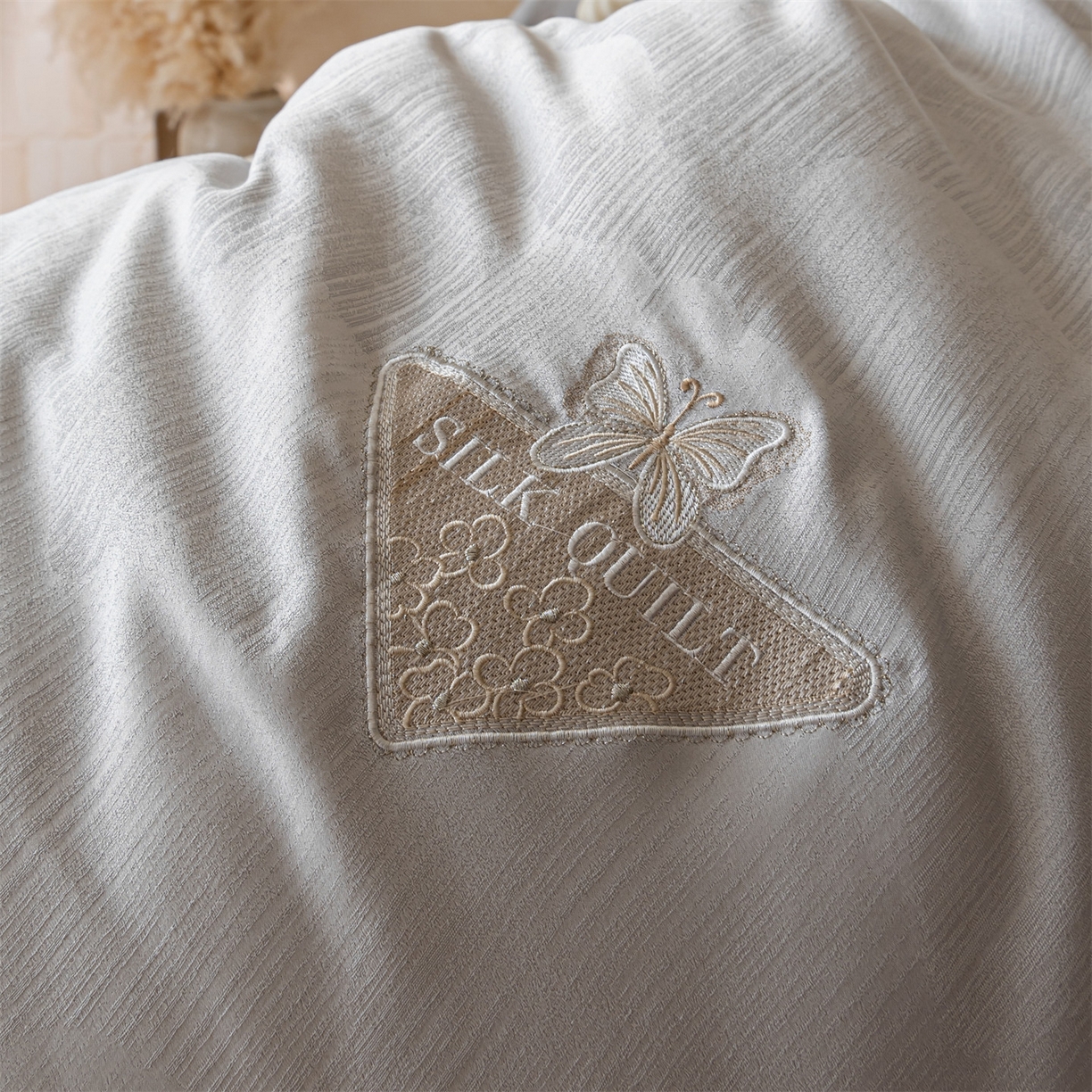 91家纺网 家纺一手货源 找家纺 梵克保罗 2025新款A类提花蝴蝶刺绣飞边冬被被子被芯 浅灰