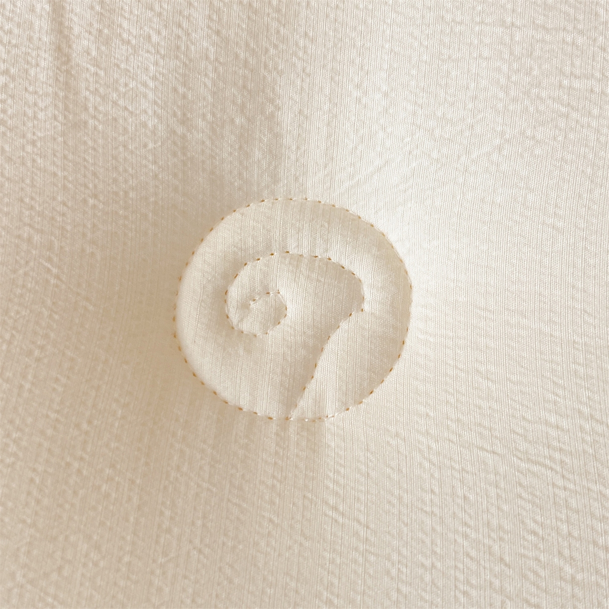 91家纺网 家纺一手货源 找家纺 梵克保罗 2025新款冬日暖阳绣花羊毛秋冬被冬被跨境外贸 绣花-奶白