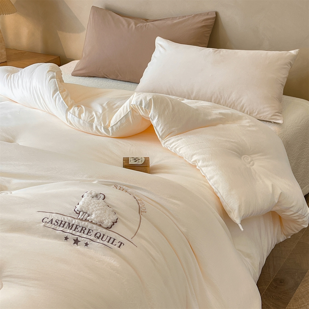 91家纺网 家纺一手货源 找家纺 梵克保罗 2025新款冬日暖阳绣花羊毛秋冬被冬被跨境外贸 绣花-奶白