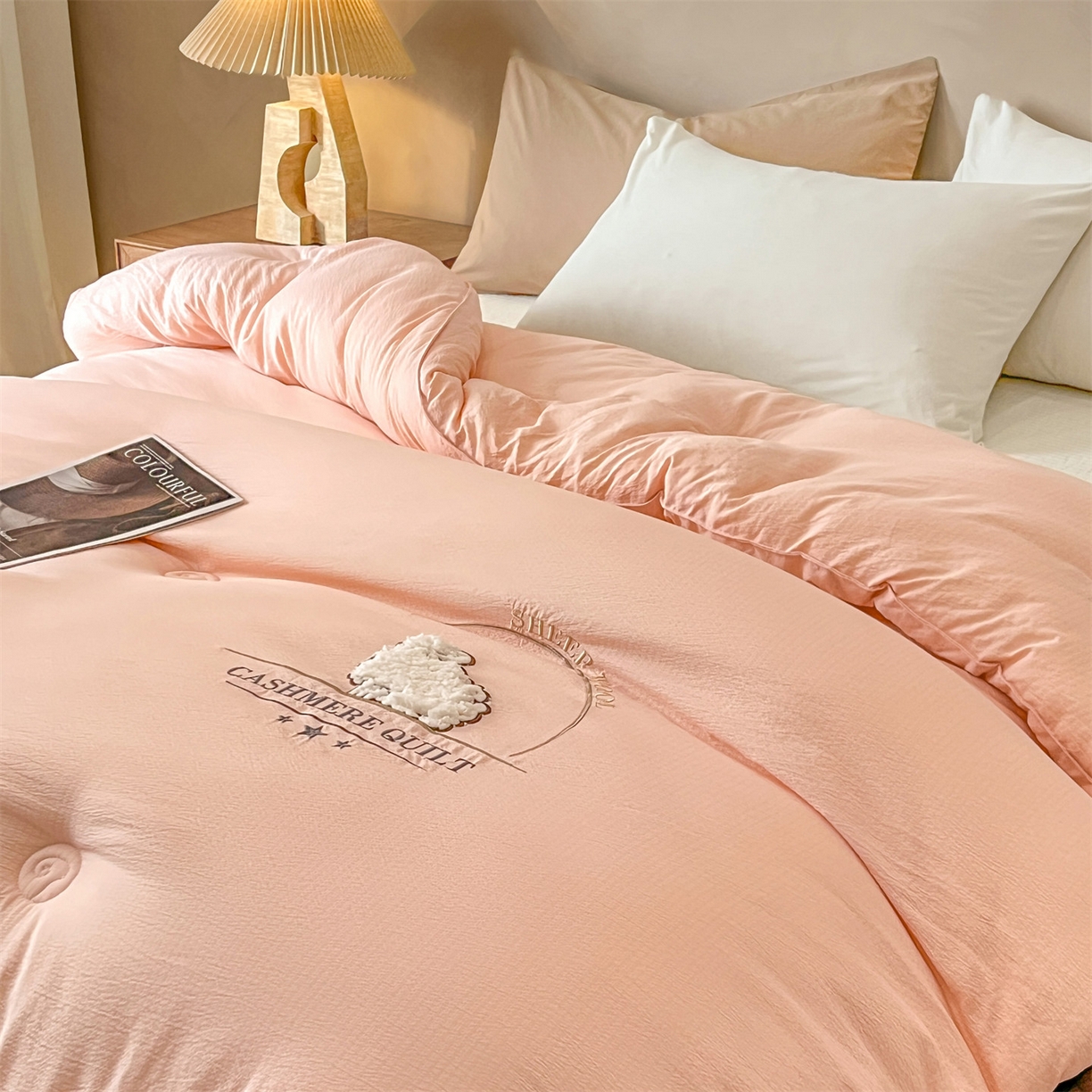 91家纺网 家纺一手货源 找家纺 梵克保罗 2025新款冬日暖阳绣花羊毛秋冬被冬被跨境外贸 绣花-粉