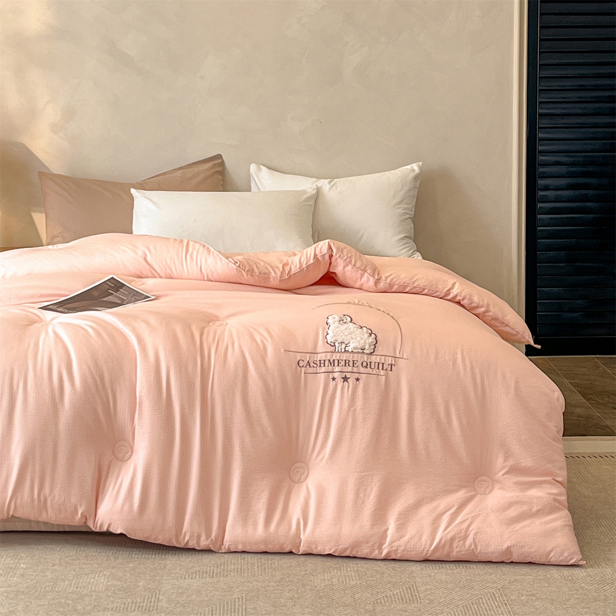 91家纺网 家纺一手货源 找家纺 梵克保罗 2025新款冬日暖阳绣花羊毛秋冬被冬被跨境外贸 绣花-粉