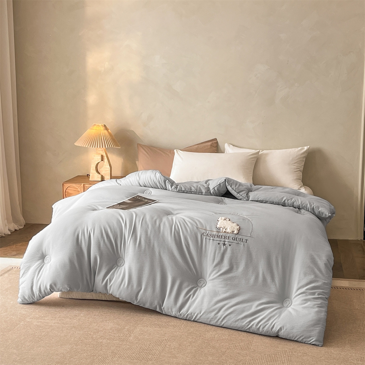 91家纺网 家纺一手货源 找家纺 梵克保罗 2025新款冬日暖阳绣花羊毛秋冬被冬被跨境外贸 绣花-浅灰