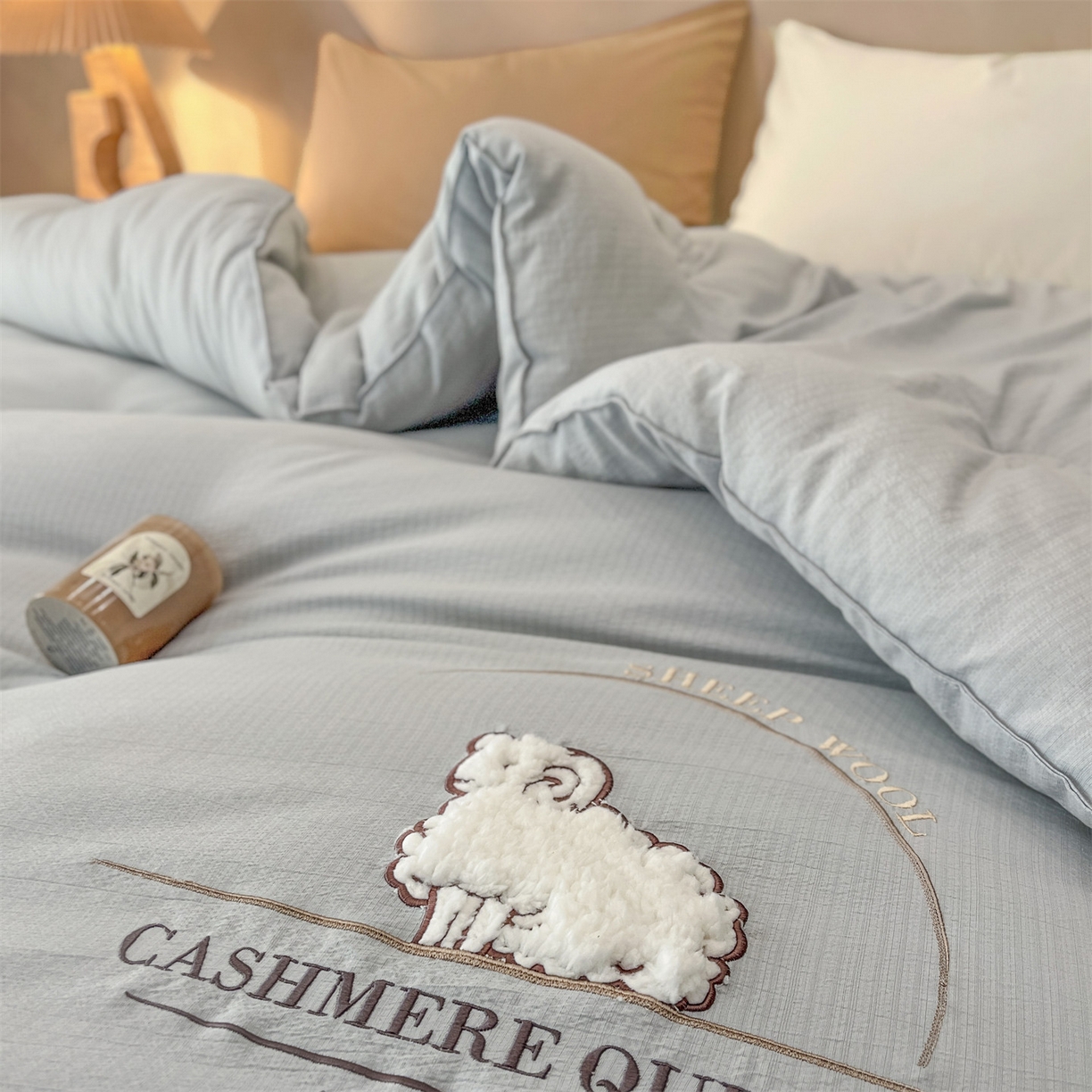 91家纺网 家纺一手货源 找家纺 梵克保罗 2025新款冬日暖阳绣花羊毛秋冬被冬被跨境外贸 绣花-浅灰