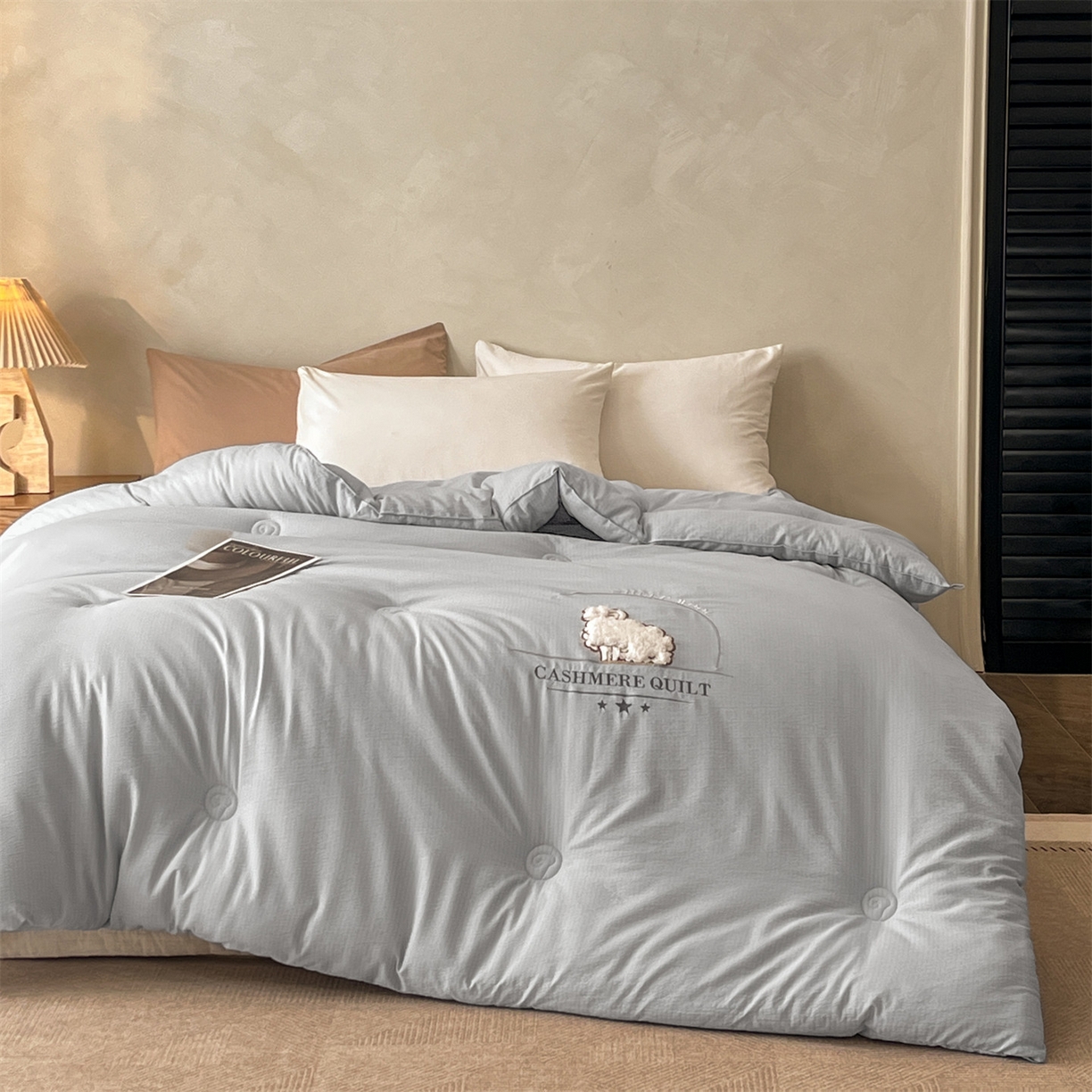 91家纺网 家纺一手货源 找家纺 梵克保罗 2025新款冬日暖阳绣花羊毛秋冬被冬被跨境外贸 绣花-浅灰