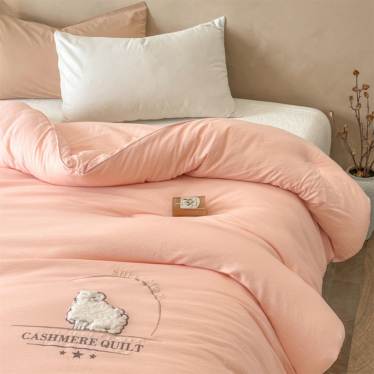 91家纺网 家纺一手货源 找家纺 梵克保罗 2025新款冬日暖阳绣花羊毛秋冬被冬被跨境外贸 绣花-粉