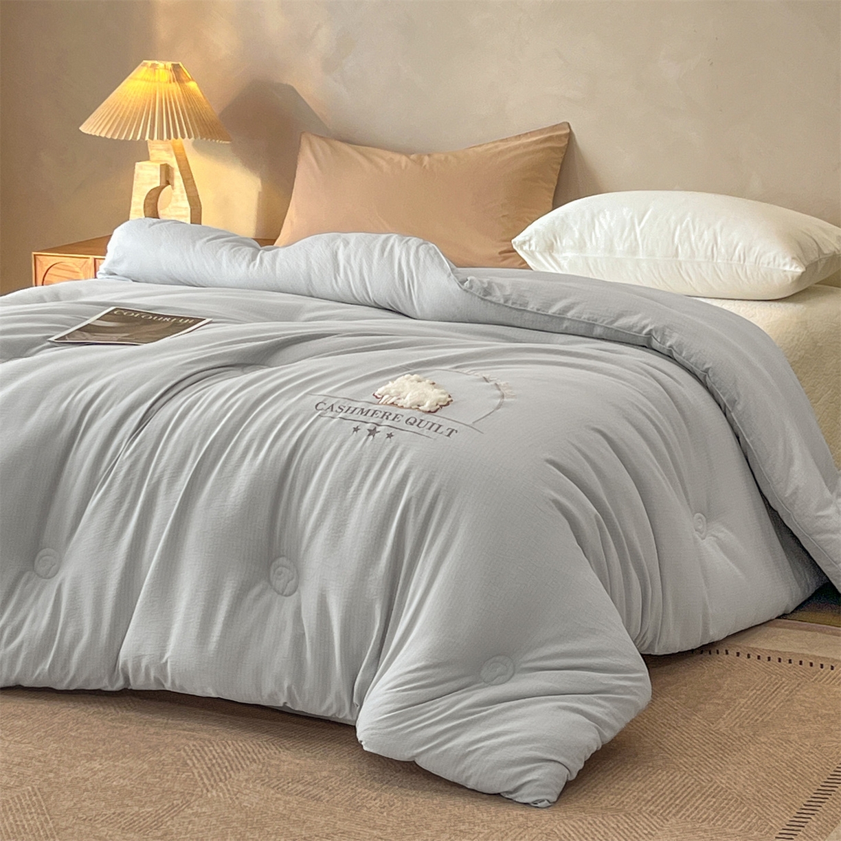 91家纺网 家纺一手货源 找家纺 梵克保罗 2025新款冬日暖阳绣花羊毛秋冬被冬被跨境外贸 绣花-浅灰