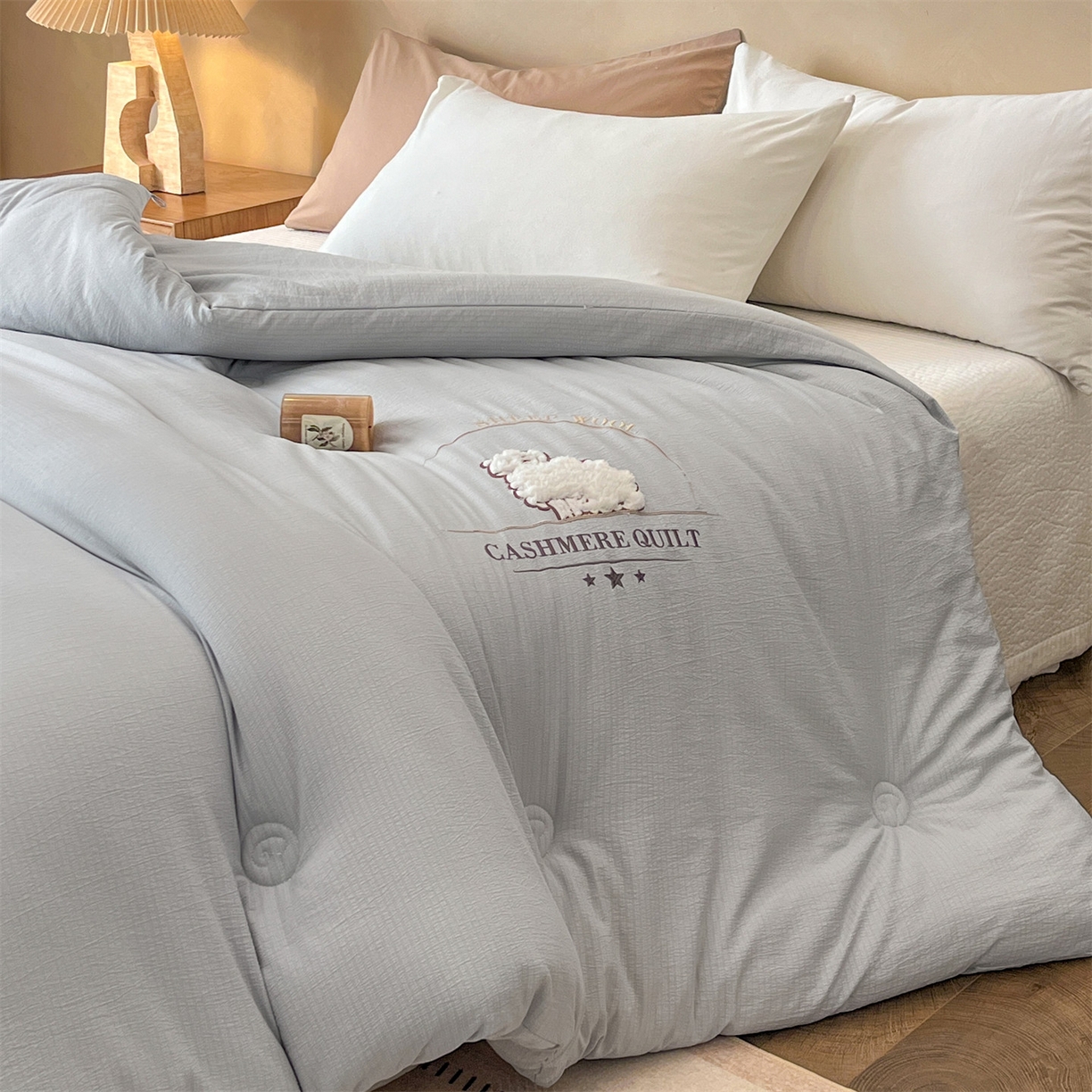 91家纺网 家纺一手货源 找家纺 梵克保罗 2025新款冬日暖阳绣花羊毛秋冬被冬被跨境外贸 绣花-浅灰