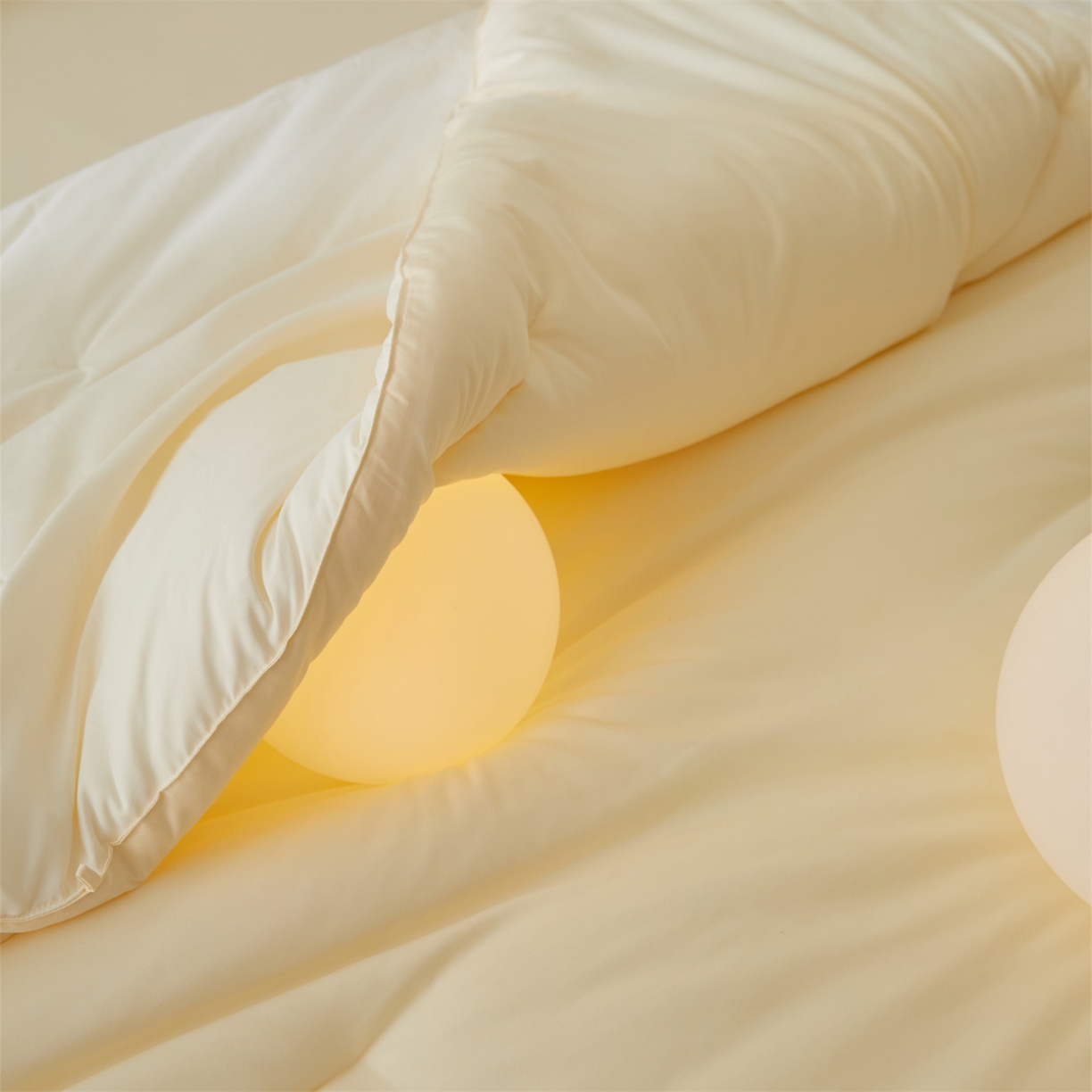 91家纺网 家纺一手货源 找家纺 头等舱 2025新款深睡 零压 软糯 净植力抗菌 防螨 防霉 低致敏 秋冬被（空镜图） 奶黄白