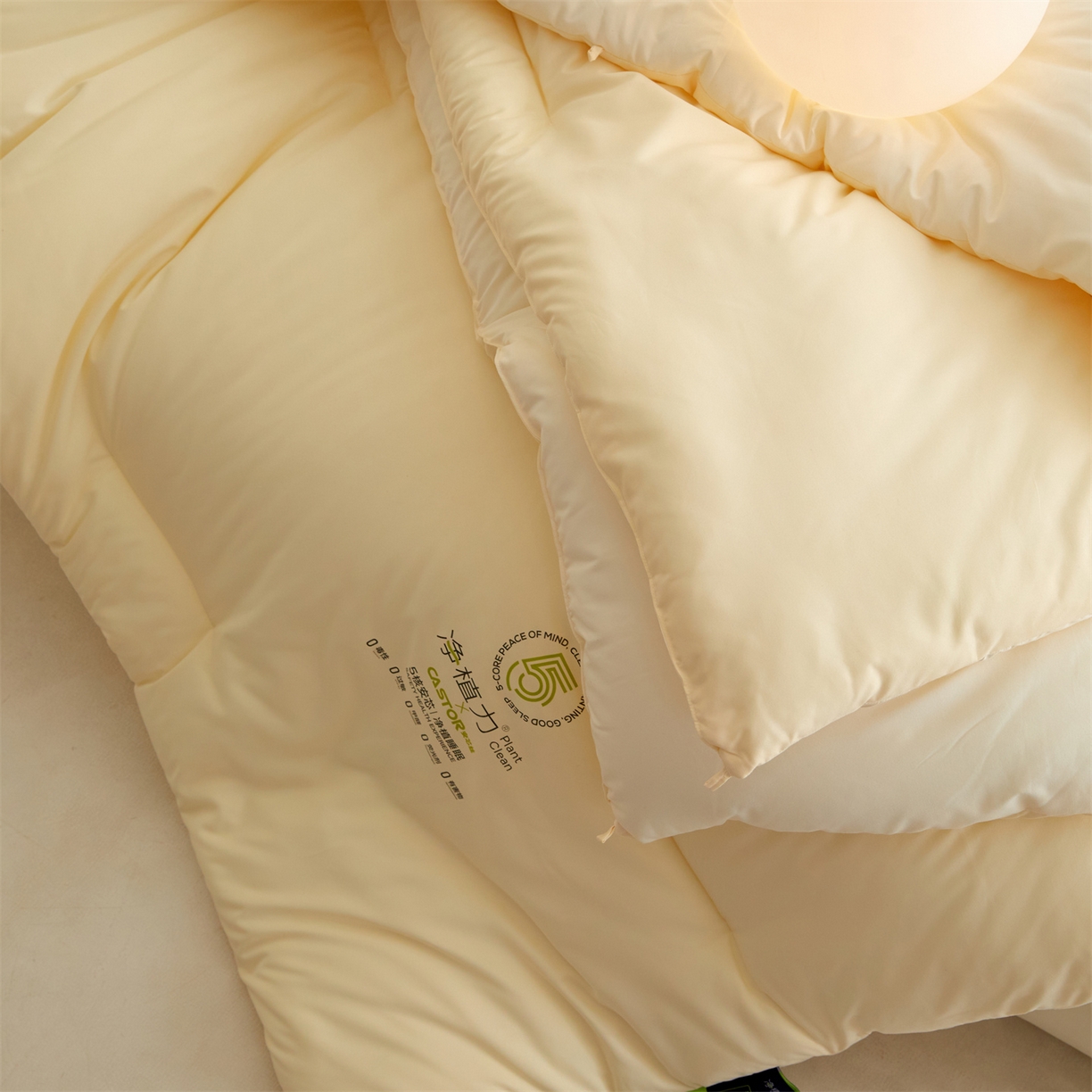 91家纺网 家纺一手货源 找家纺 头等舱 2025新款深睡 零压 软糯 净植力抗菌 防螨 防霉 低致敏 秋冬被（空镜图） 奶黄白