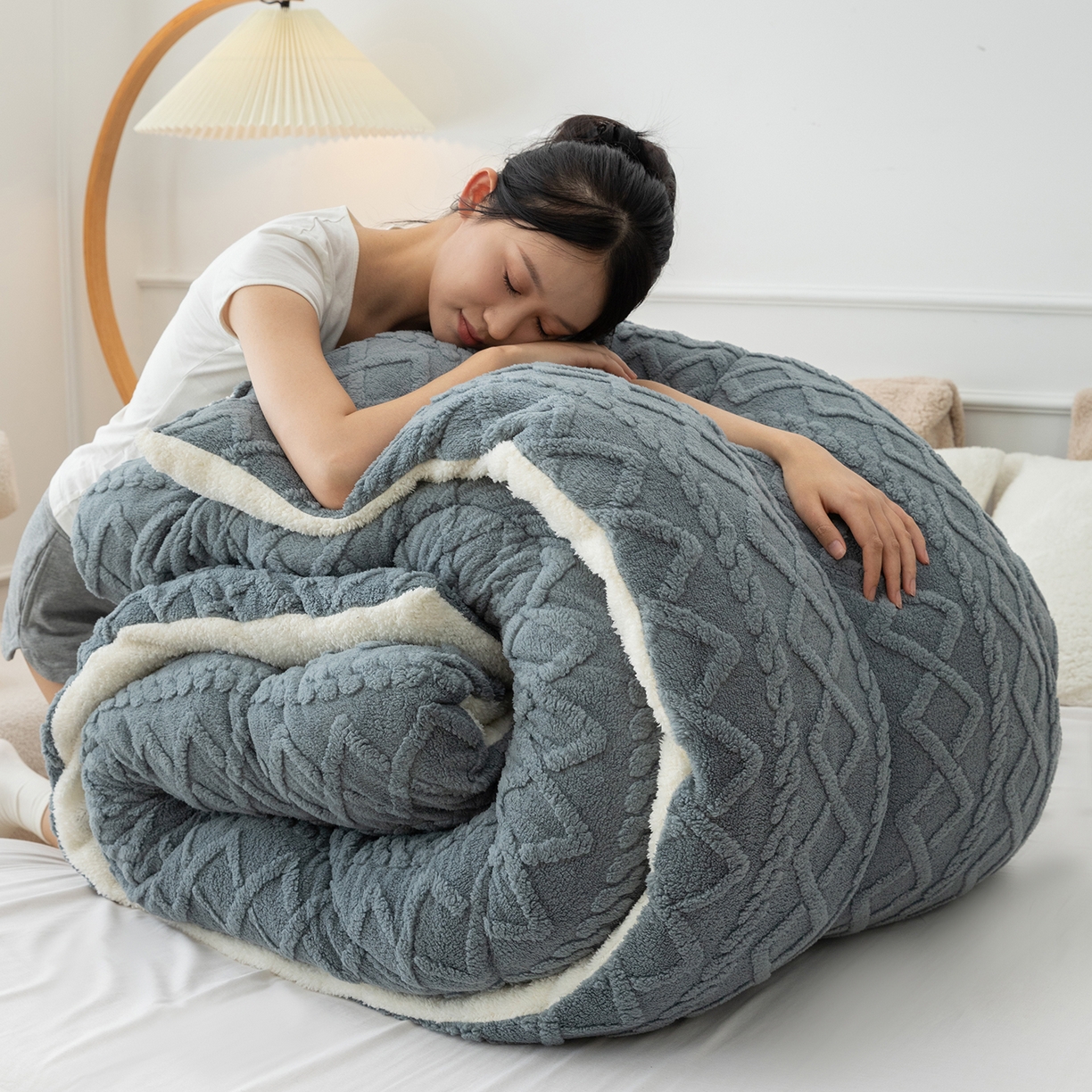 91家纺网 家纺一手货源 找家纺 （总）悦织湾家纺 2025暖绒冬季被子A面雪花绒牛奶绒塔芙绒B面羊羔绒加厚速暖2025新款跨境出口外贸电商热销款可定做