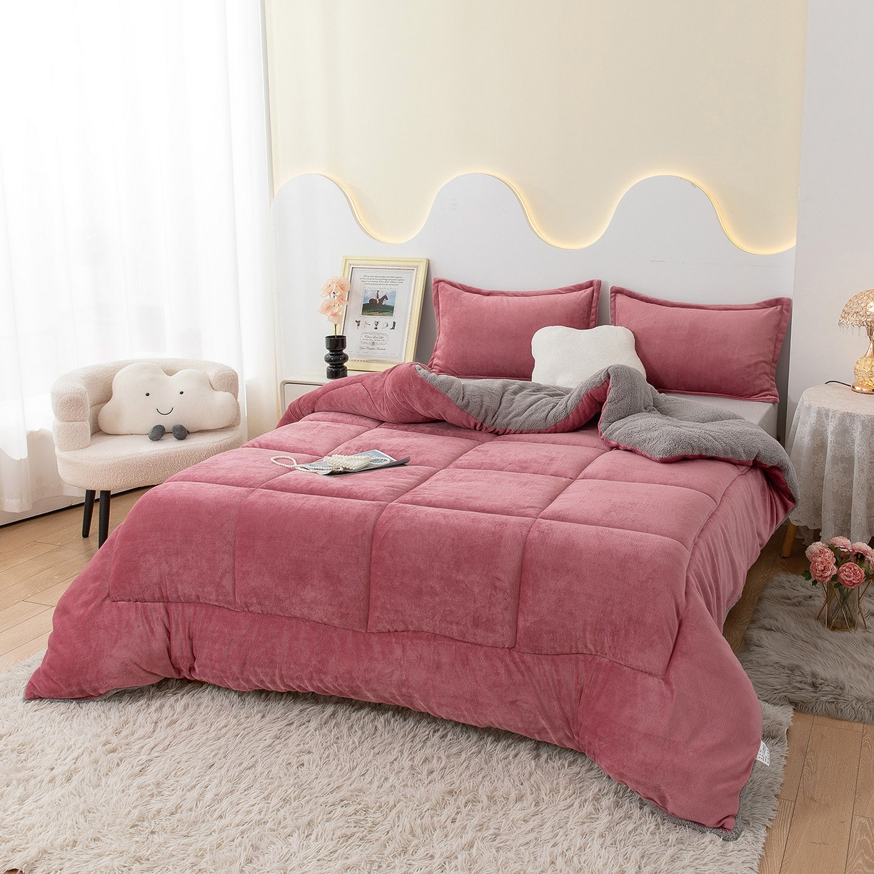 91家纺网 家纺一手货源 找家纺 悦织湾家纺 2025暖绒冬季被子A面雪花绒牛奶绒塔芙绒B面羊羔绒加厚速暖2025新款跨境出口外贸电商热销款可定做 牛奶绒被子红