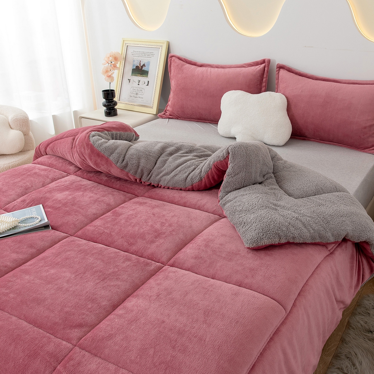 91家纺网 家纺一手货源 找家纺 悦织湾家纺 2025暖绒冬季被子A面雪花绒牛奶绒塔芙绒B面羊羔绒加厚速暖2025新款跨境出口外贸电商热销款可定做 牛奶绒被子红