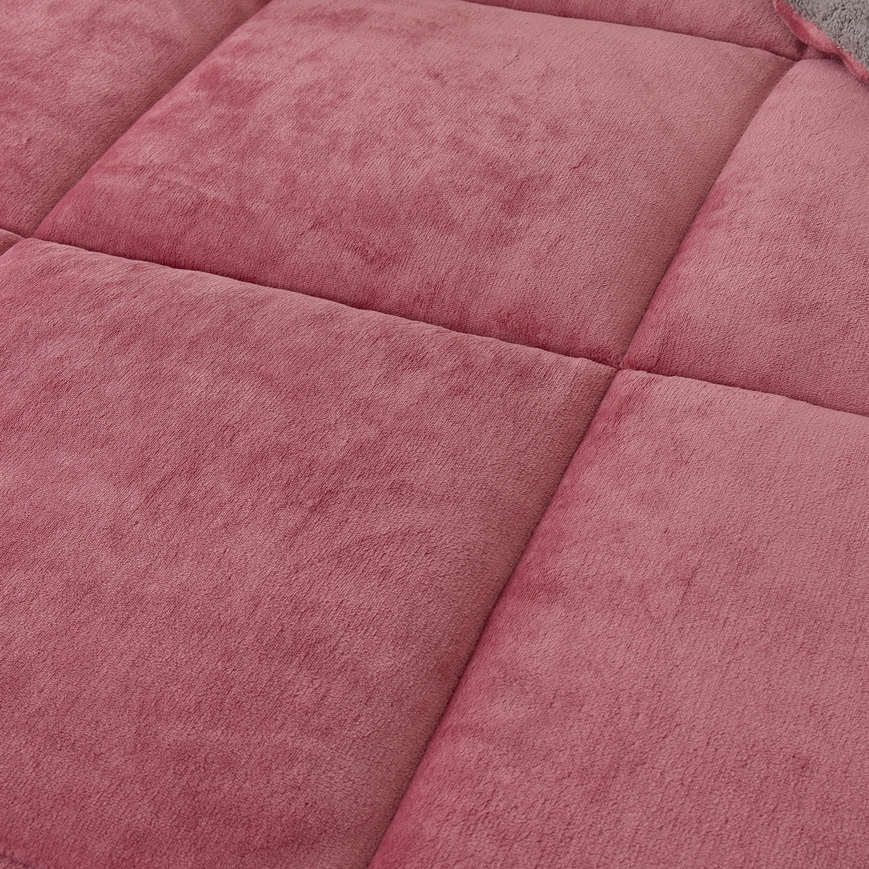 91家纺网 家纺一手货源 找家纺 悦织湾家纺 2025暖绒冬季被子A面雪花绒牛奶绒塔芙绒B面羊羔绒加厚速暖2025新款跨境出口外贸电商热销款可定做 牛奶绒被子红