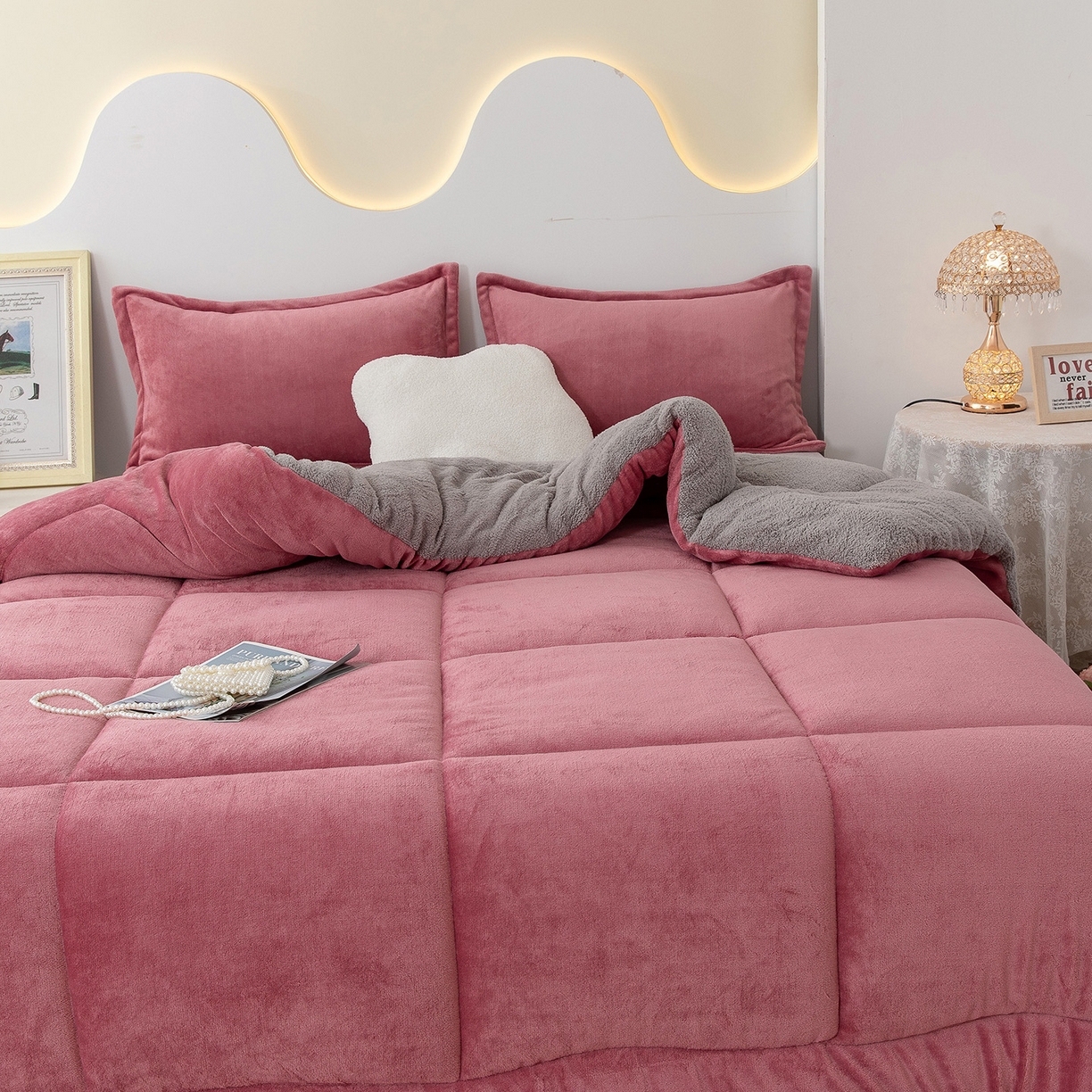 91家纺网 家纺一手货源 找家纺 悦织湾家纺 2025暖绒冬季被子A面雪花绒牛奶绒塔芙绒B面羊羔绒加厚速暖2025新款跨境出口外贸电商热销款可定做 牛奶绒被子红