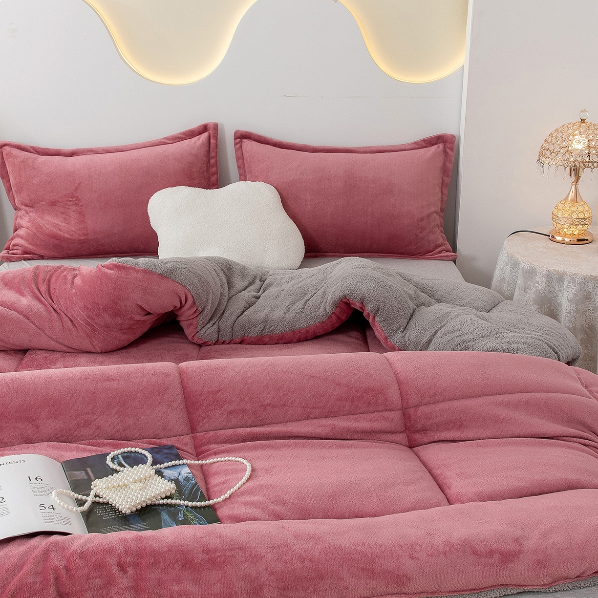 91家纺网 家纺一手货源 找家纺 悦织湾家纺 2025暖绒冬季被子A面雪花绒牛奶绒塔芙绒B面羊羔绒加厚速暖2025新款跨境出口外贸电商热销款可定做 牛奶绒被子红