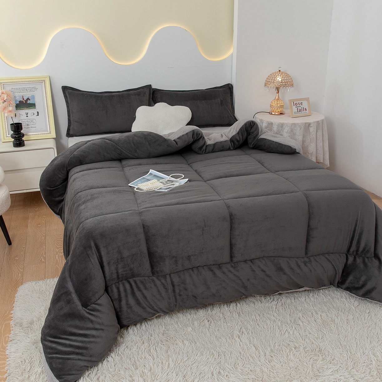 91家纺网 家纺一手货源 找家纺 悦织湾家纺 2025暖绒冬季被子A面雪花绒牛奶绒塔芙绒B面羊羔绒加厚速暖2025新款跨境出口外贸电商热销款可定做 牛奶绒被子灰