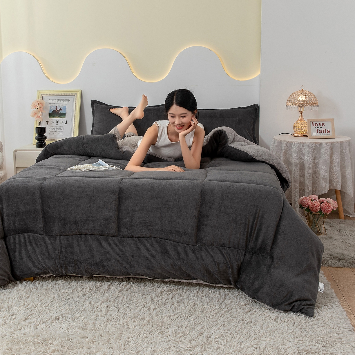 91家纺网 家纺一手货源 找家纺 悦织湾家纺 2025暖绒冬季被子A面雪花绒牛奶绒塔芙绒B面羊羔绒加厚速暖2025新款跨境出口外贸电商热销款可定做 牛奶绒被子灰