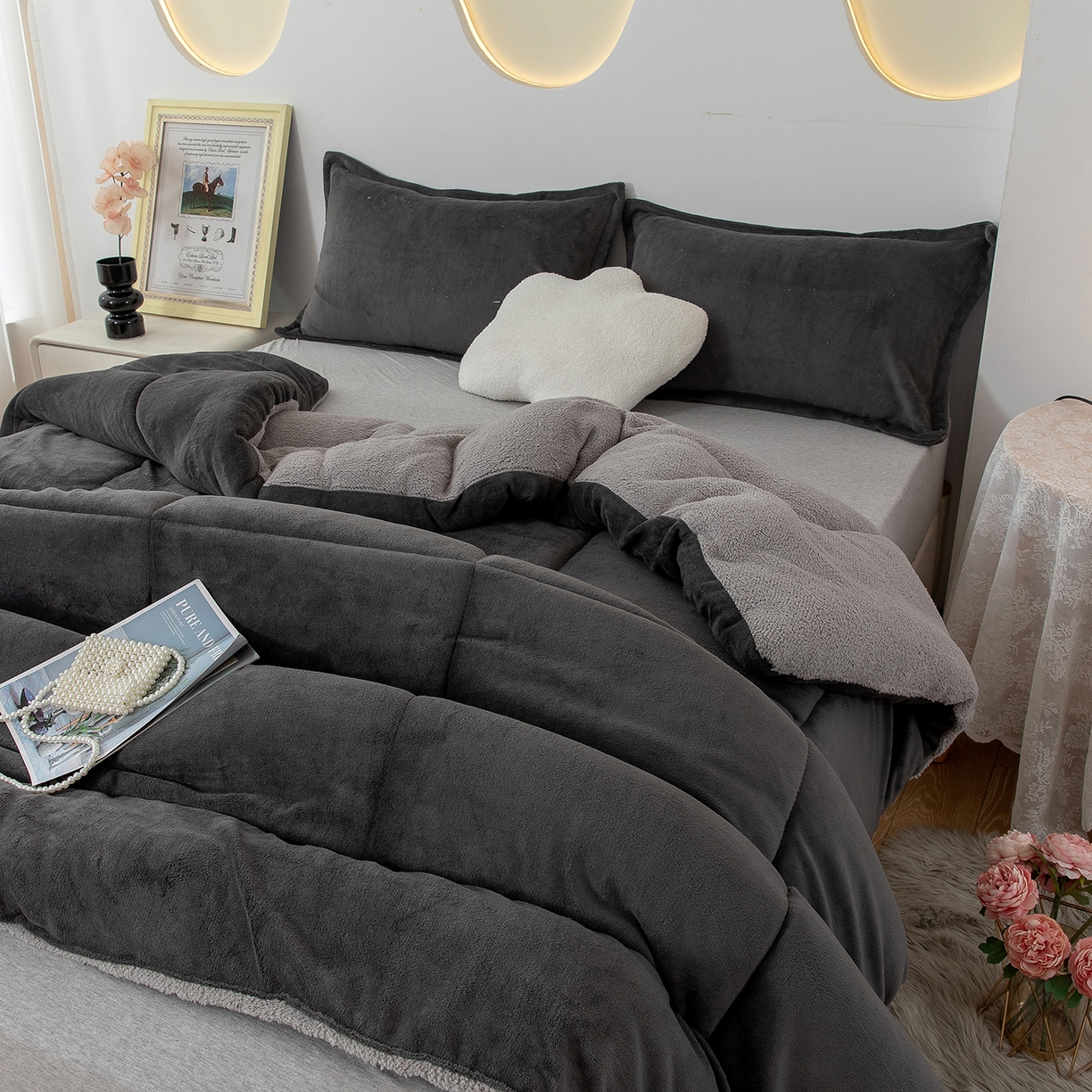 91家纺网 家纺一手货源 找家纺 悦织湾家纺 2025暖绒冬季被子A面雪花绒牛奶绒塔芙绒B面羊羔绒加厚速暖2025新款跨境出口外贸电商热销款可定做 牛奶绒被子灰