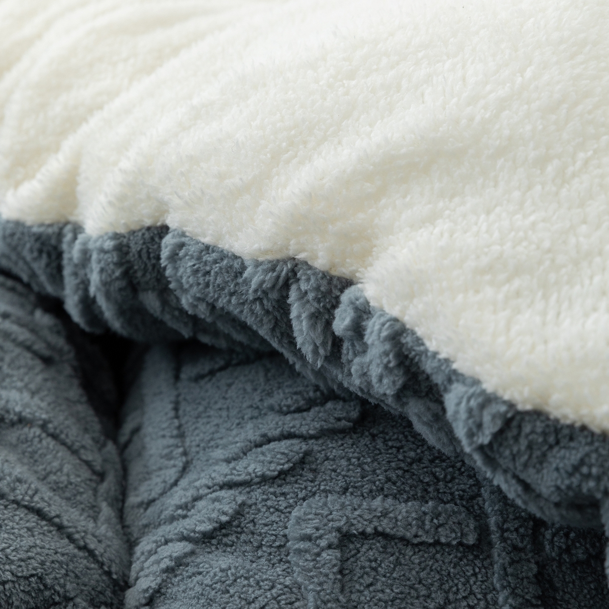 91家纺网 家纺一手货源 找家纺 悦织湾家纺 2025暖绒冬季被子A面雪花绒牛奶绒塔芙绒B面羊羔绒加厚速暖2025新款跨境出口外贸电商热销款可定做 塔芙绒被子典雅灰