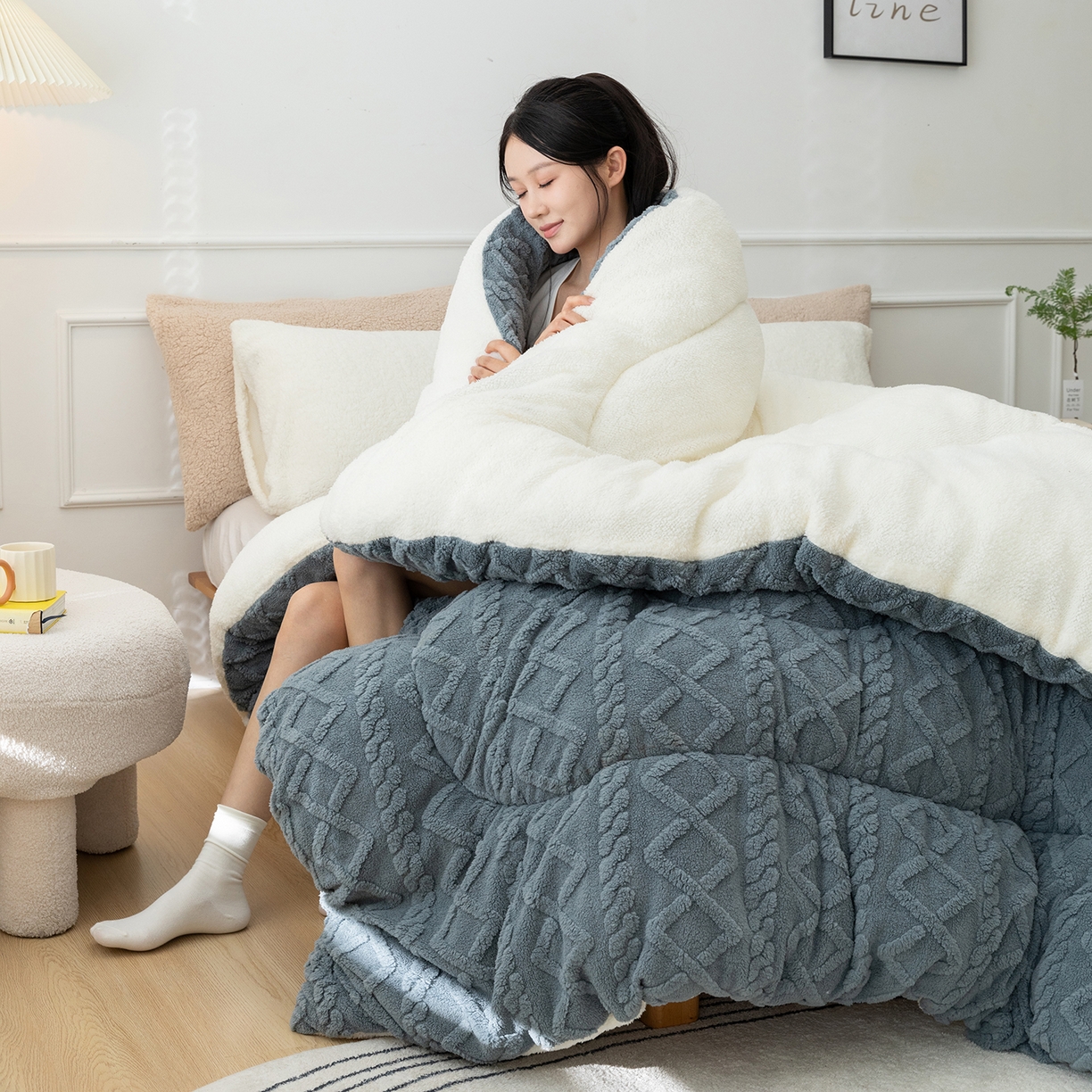91家纺网 家纺一手货源 找家纺 悦织湾家纺 2025暖绒冬季被子A面雪花绒牛奶绒塔芙绒B面羊羔绒加厚速暖2025新款跨境出口外贸电商热销款可定做 塔芙绒被子典雅灰