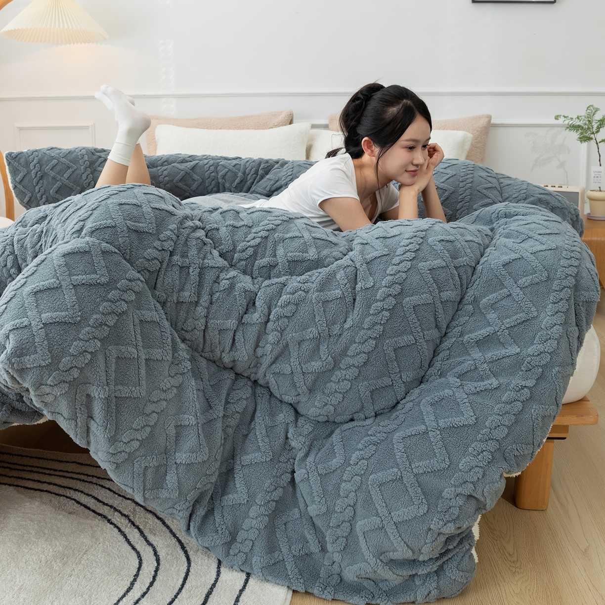 91家纺网 家纺一手货源 找家纺 悦织湾家纺 2025暖绒冬季被子A面雪花绒牛奶绒塔芙绒B面羊羔绒加厚速暖2025新款跨境出口外贸电商热销款可定做 塔芙绒被子典雅灰