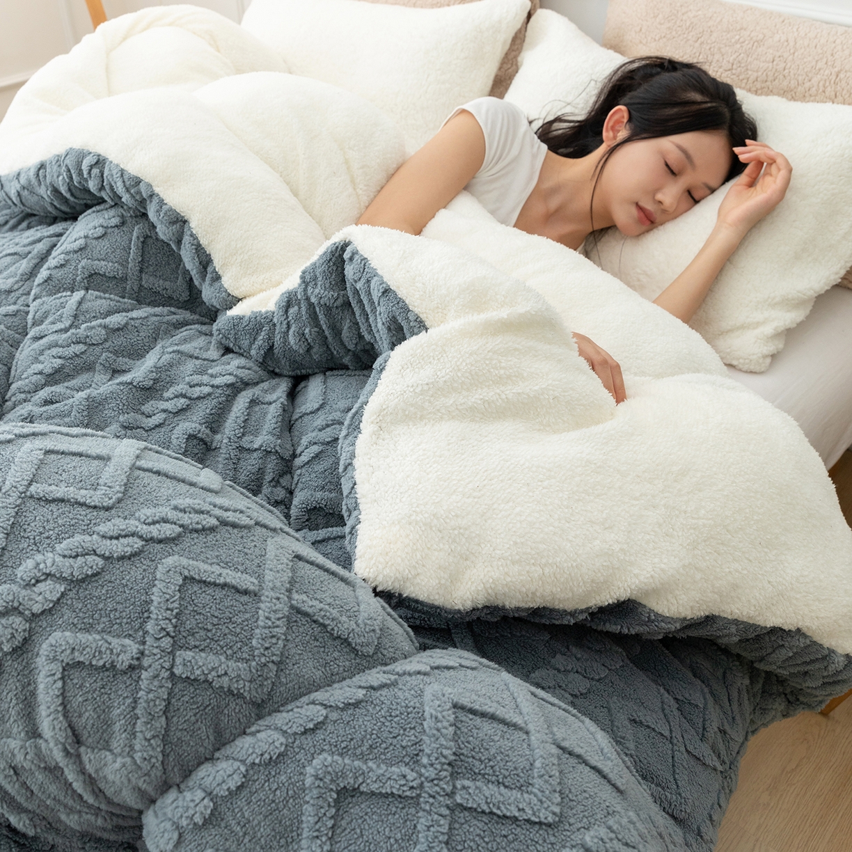 91家纺网 家纺一手货源 找家纺 悦织湾家纺 2025暖绒冬季被子A面雪花绒牛奶绒塔芙绒B面羊羔绒加厚速暖2025新款跨境出口外贸电商热销款可定做 塔芙绒被子典雅灰