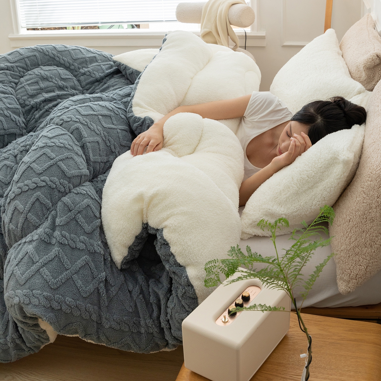 91家纺网 家纺一手货源 找家纺 悦织湾家纺 2025暖绒冬季被子A面雪花绒牛奶绒塔芙绒B面羊羔绒加厚速暖2025新款跨境出口外贸电商热销款可定做 塔芙绒被子典雅灰