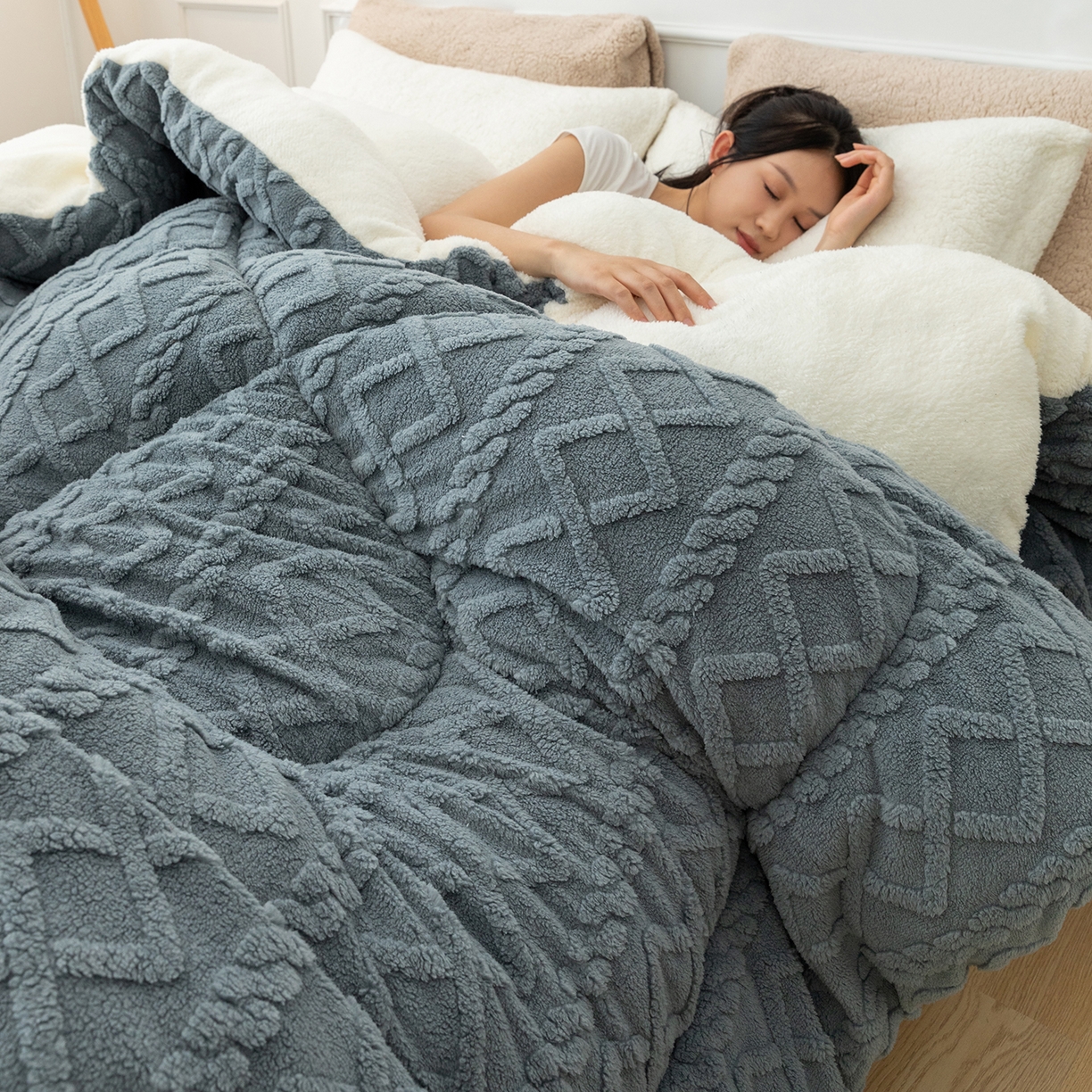 91家纺网 家纺一手货源 找家纺 悦织湾家纺 2025暖绒冬季被子A面雪花绒牛奶绒塔芙绒B面羊羔绒加厚速暖2025新款跨境出口外贸电商热销款可定做 塔芙绒被子典雅灰