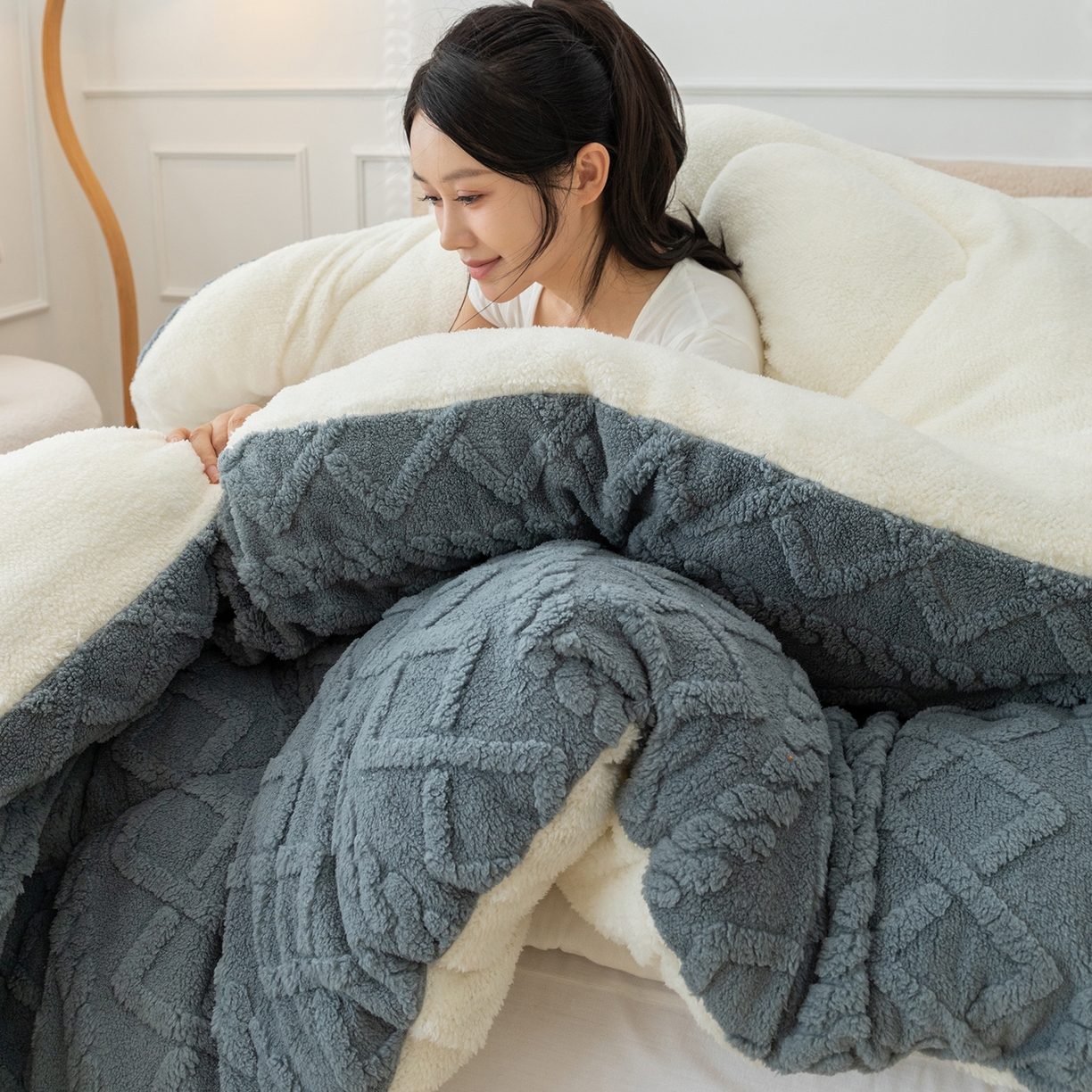 91家纺网 家纺一手货源 找家纺 悦织湾家纺 2025暖绒冬季被子A面雪花绒牛奶绒塔芙绒B面羊羔绒加厚速暖2025新款跨境出口外贸电商热销款可定做 塔芙绒被子典雅灰