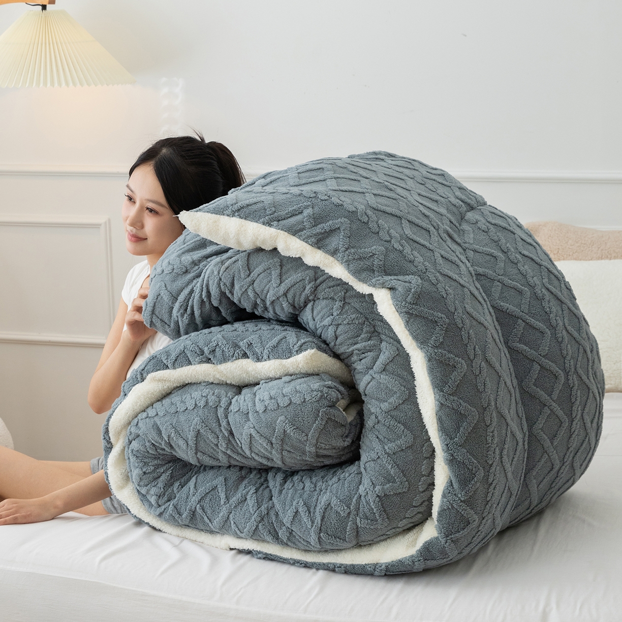 91家纺网 家纺一手货源 找家纺 悦织湾家纺 2025暖绒冬季被子A面雪花绒牛奶绒塔芙绒B面羊羔绒加厚速暖2025新款跨境出口外贸电商热销款可定做 塔芙绒被子典雅灰