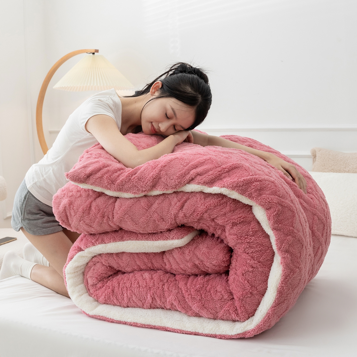 91家纺网 家纺一手货源 找家纺 悦织湾家纺 2025暖绒冬季被子A面雪花绒牛奶绒塔芙绒B面羊羔绒加厚速暖2025新款跨境出口外贸电商热销款可定做 塔芙绒被子豆沙粉