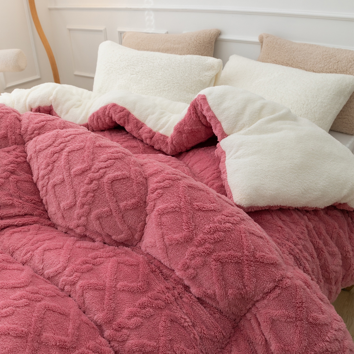91家纺网 家纺一手货源 找家纺 悦织湾家纺 2025暖绒冬季被子A面雪花绒牛奶绒塔芙绒B面羊羔绒加厚速暖2025新款跨境出口外贸电商热销款可定做 塔芙绒被子豆沙粉