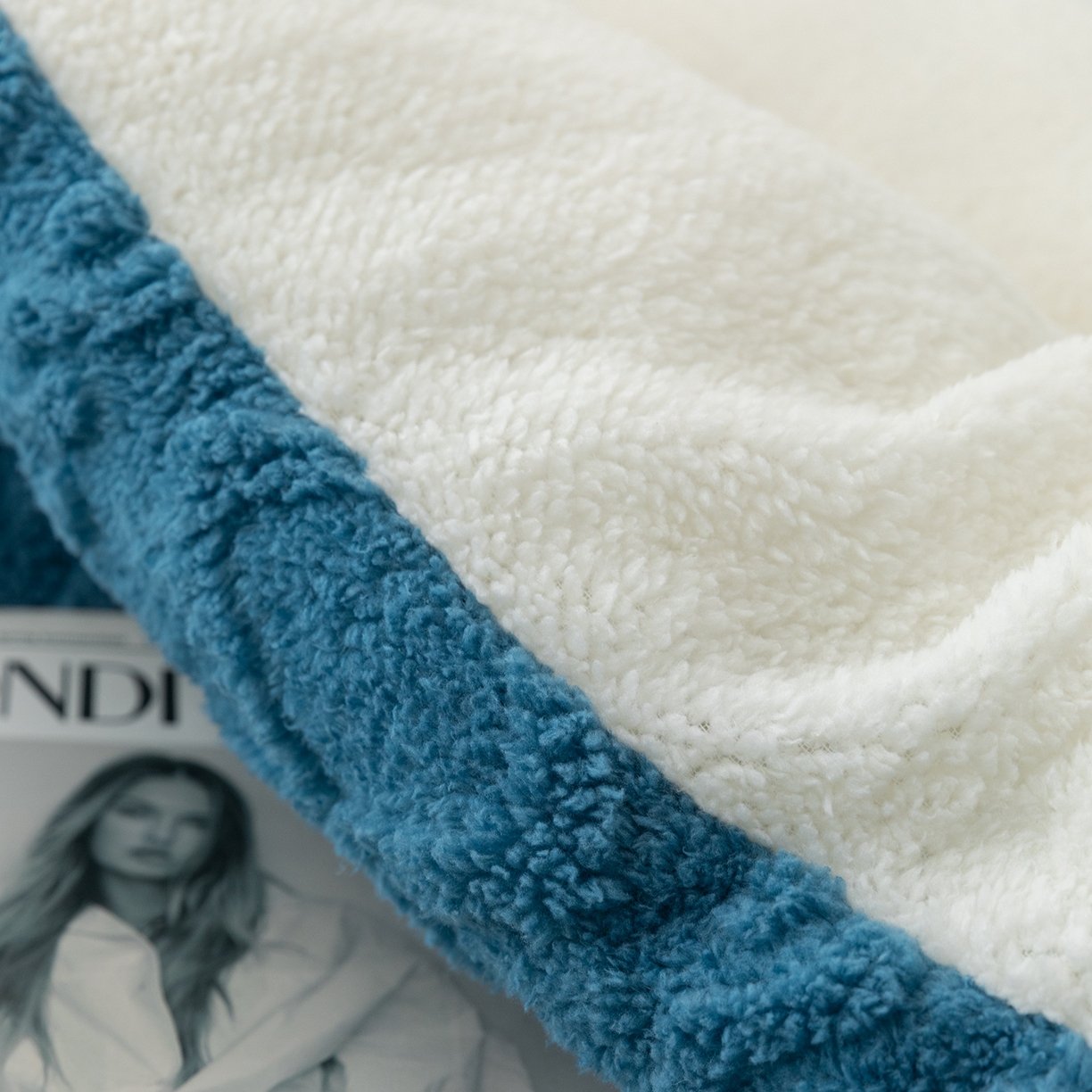 91家纺网 家纺一手货源 找家纺 悦织湾家纺 2025暖绒冬季被子A面雪花绒牛奶绒塔芙绒B面羊羔绒加厚速暖2025新款跨境出口外贸电商热销款可定做 塔芙绒被子孔雀蓝